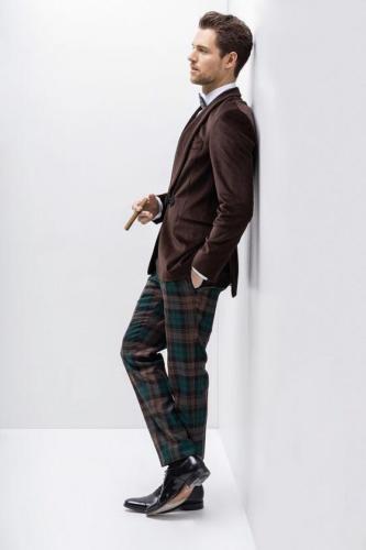 Trouwsmoking naar eigen smaak gemaakt van bruin veloers en ruiten broek