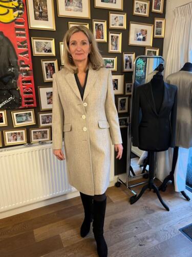 Uitvaart-kleding-dames-overjas-