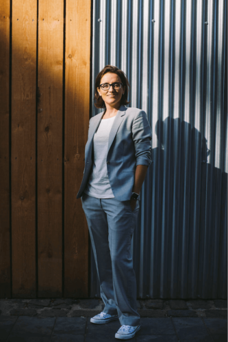 Vrouwelijk, stoer maat kostuum gemaakt van grijs, blauwe stof