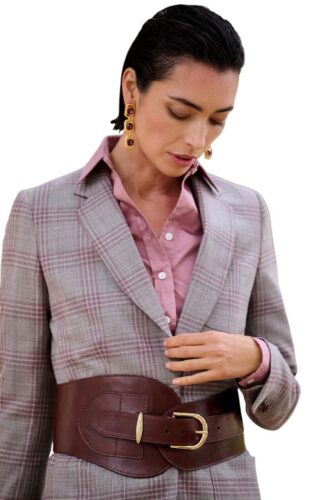 Vrouwelijk-dames-maatkostuum-met-blazer-en-ceintuur-riem