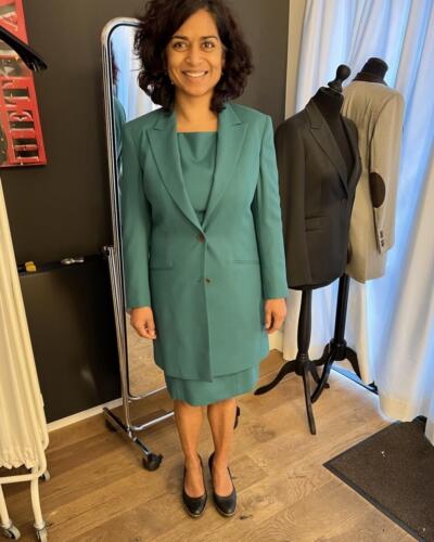 Vrouwelijk-lang-colbert-met-jurk-op-maat-gemaakt