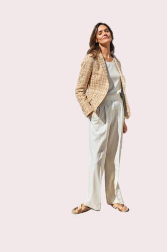 Vrouwelijk-maatpak-casual-en-zakelijk-gemaakt-van-chanel-achtige-stof