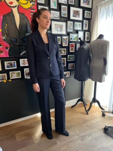 Vrouwelijk-maatpak-op-maat-gemaakt