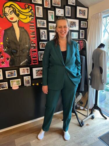 Vrouwelijk-maatpak-zakelijk