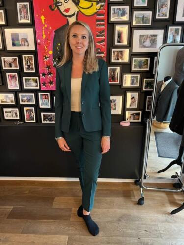 Vrouwelijk-pak-groen-op-maat-gemaakt