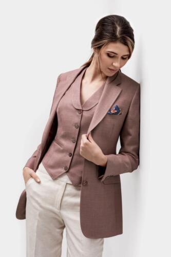 Vrouwelijk-pak-met-gilet-op-maat-gemaakt