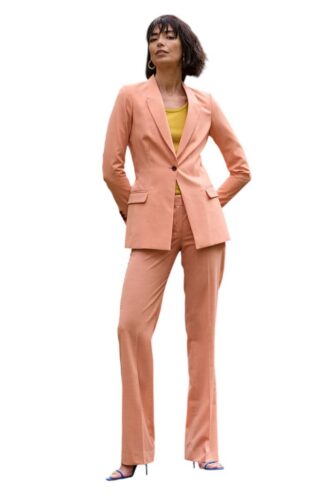 Vrouwelijk-roze-blazer-met-pantalon-op-maat-gemaakt