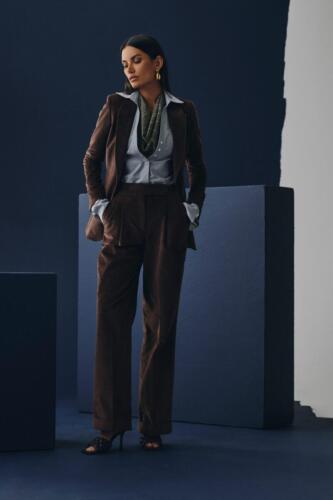 Vrouwelijk-stoer-dames-maatpak-gemaakt-van-HS-ribstof