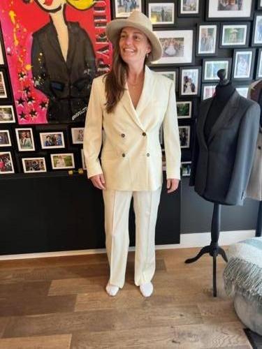 Vrouwelijk-stoer-trouwpak-op-maat