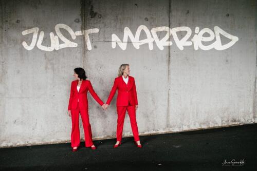 Vrouwelijk-trouwpak-rood-op-maat-gemaakt