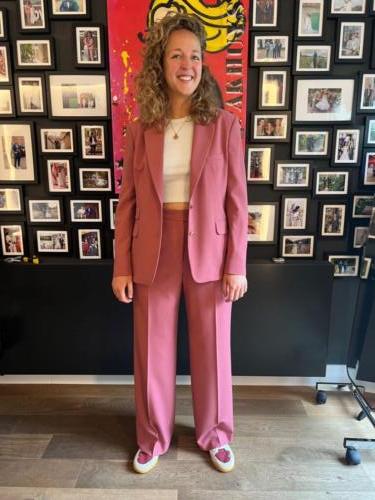 Vrouwelijk-trouwpak-roze