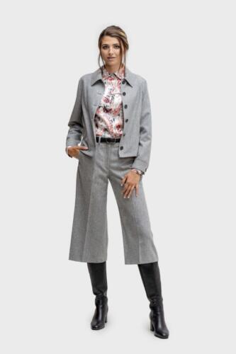 Vrouwelijk-zakelijk-pak-grijs-met-broekrok