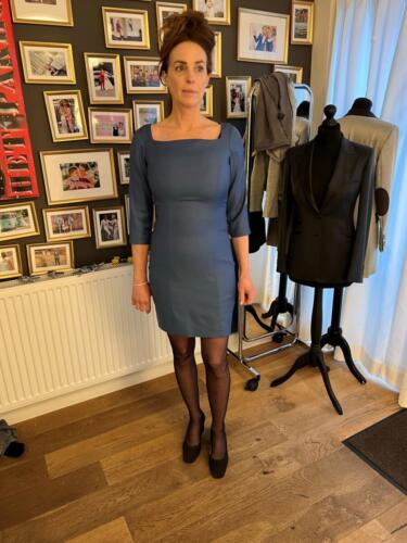 Vrouwelijk-zakelijke-jurk-op-maat-gemaakt (1)