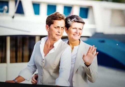 Vrouwelijk feestelijk broekpak op maat gemaakt voor  Brenda en Marlon met bijpassend gilet en maatblouses