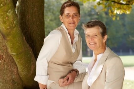 Vrouwelijk feestelijk kostuum op maat gemaakt gemaakt van champagnekleurige niet kreukende soepele stof met gilet en blouse op maat gemaakt