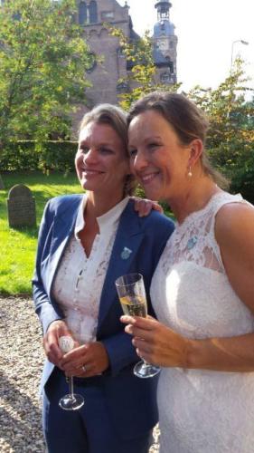 Vrouwelijk maatkostuum gemaakt voor Femke van helder blauwe stof