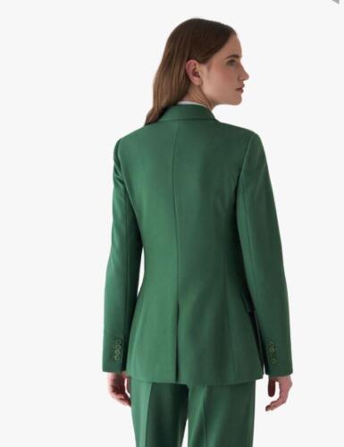 Vrouwelijk zakelijk maatkostuum gemaakt van super zachte groene Loro Piana stof