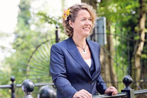 Vrouwelijk zakelijk maatpak met gilet  in glanzend blauw gemaakt voor Pat