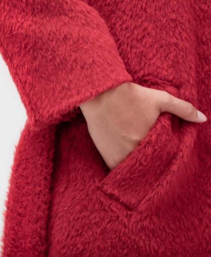 Vrouwelijke-lange-winterjas-op-maat-gemaakt