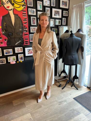 Vrouwelijke-mantel-op-maat-gemaakt