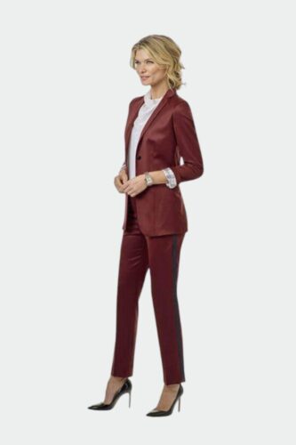 Vrouwelijke-smoking-op-maat-rood