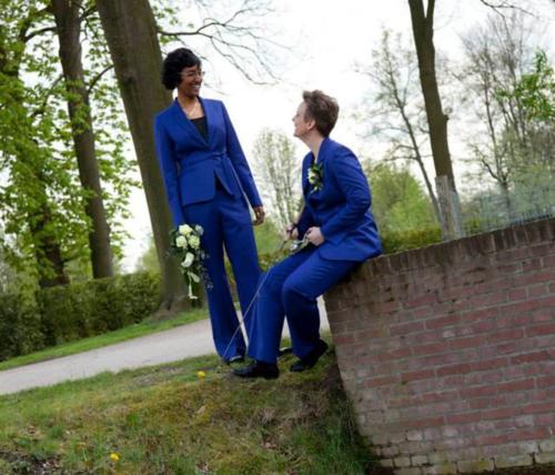 Vrouwelijke broekpakken in koningsblauw gemaakt voor  Sandra en Sweta in dezelfde stof maar met verschil in uiterlijk