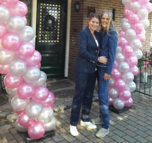 Vrouwelijke broekpakken op maat gemaakt voor Wendy  Leonie in blauwe zachte cool wool