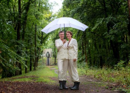 Vrouwelijke maatpakken  gemaakt van zachte off white niet kreukende wol.
