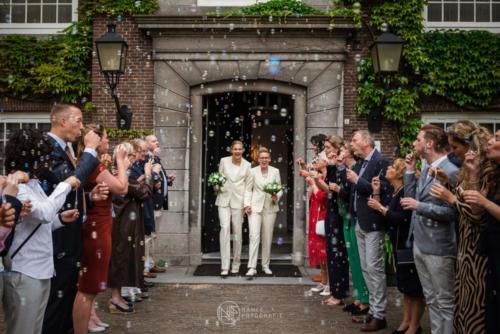 Vrouwelijke smoking in wit met zijde accenten gemaakt voor Ilse  Monique. Gemaakt van soepelvallende stof met eigen pasvorm en model