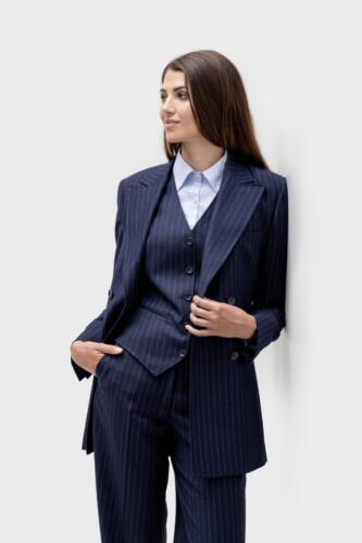 Vrouwlijk-pak-met-streep-3-delig-met-gilet