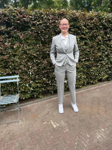 Vrouwlijk-zakelijk-kostuum-vrouw