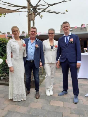 Wit-bruidspak-vrouw-met-roze-accenten