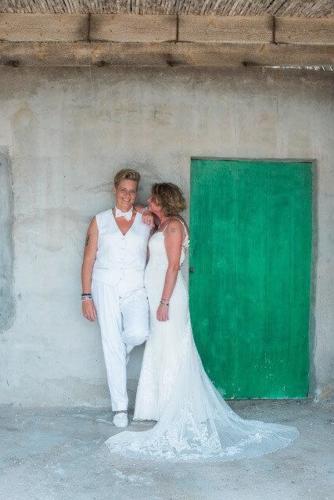 Wit feestelijk vrouwelijk pak op maat met gilet gemaakt in wit voor Nelleke