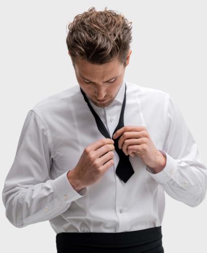 Wit maathemd op het lijf gesneden met extra coupenaden voor een sjieke uitstraling