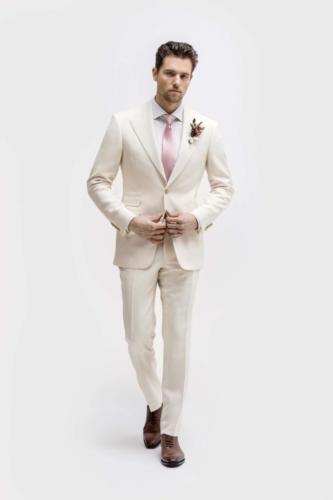 Wit trouwkostuum op maat gemaakt met perfecte pasvorm en wit overhemd op maat gemaakt