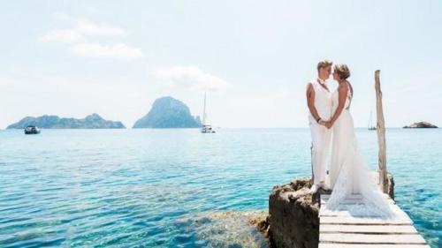 Wit vrouwelijk broekpak op maat gemaakt met gilet voor Nelleke