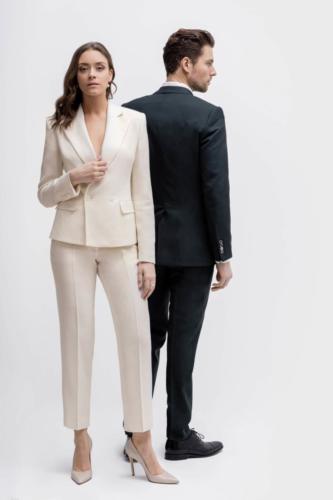 Wit vrouwelijk maatkostuum gemaakt van zachte niet kreukende stof