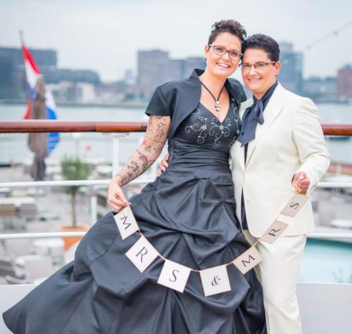 Wit vrouwelijk maatpak gemaakt voor Viola met zwarte blouse op maat gemaakt