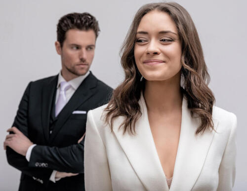 Wit vrouwelijk pak op maat gemaakt van zachte crepe stof (1)