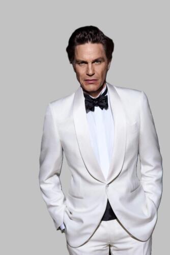 Witte-smoking-gemaakt-van-Scabal-stof-met-zijde-accenten