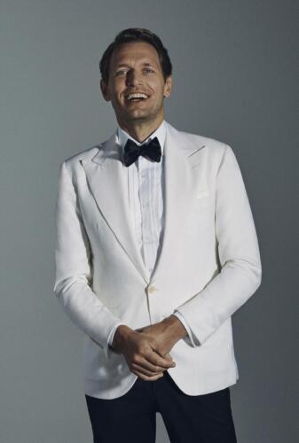 Witte-smoking-op-maat-gemaakt-van-Dormeuil