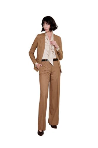Zakelijk-broekpak-vrouw-camel