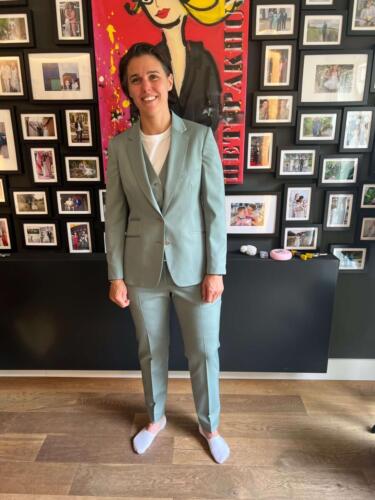 Zakelijk-broekpak-vrouw-in-groen