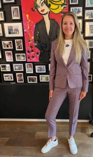 Zakelijk-dames-maat-kostuum-paars