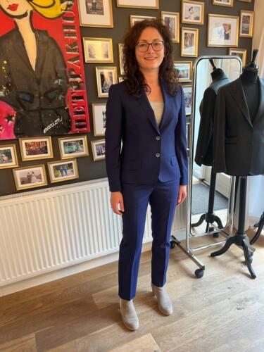 Zakelijk-dames-maatkostuum-vrouw-blauw