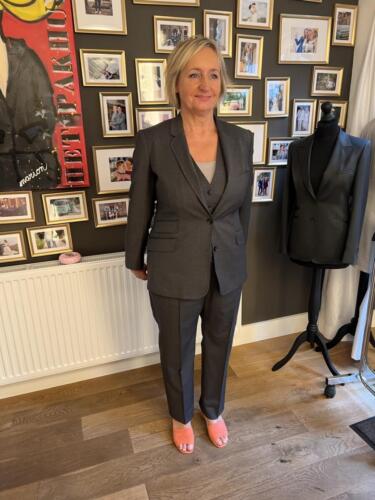 Zakelijk-dames-maatpak-grijs