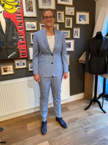 Zakelijk-dames-maatpak-licht-blauw