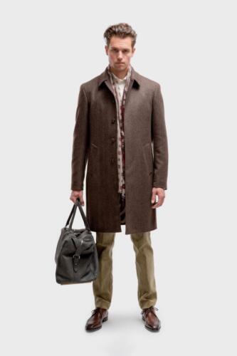 Zakelijk-overjas-bij-kostuum-op-maat