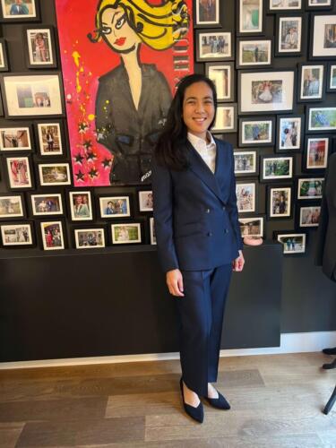 Zakelijk-pak-vrouw-met-oversluiting