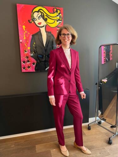 Zakelijk-pak-vrouw-promoveren